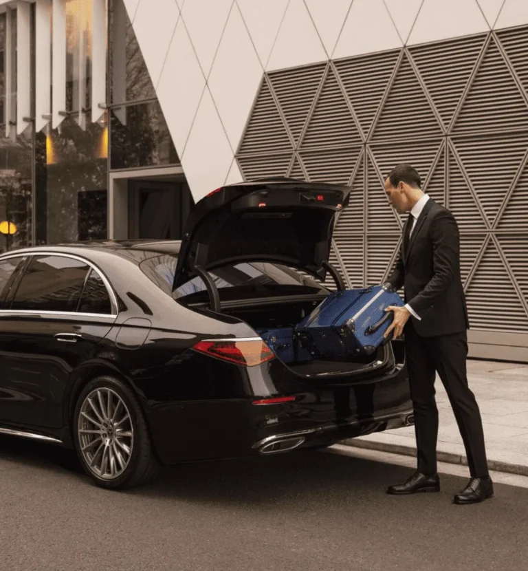 Chauffeur DS Prestige chargent les bagages