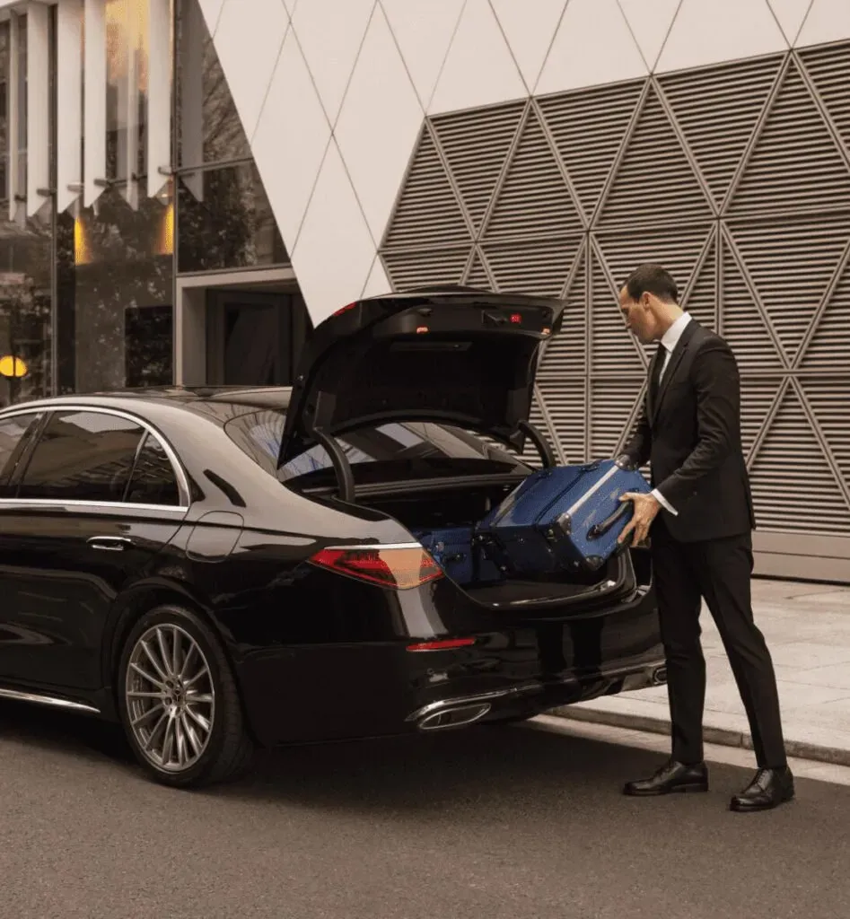 Chauffeur DS Prestige chargent les bagages